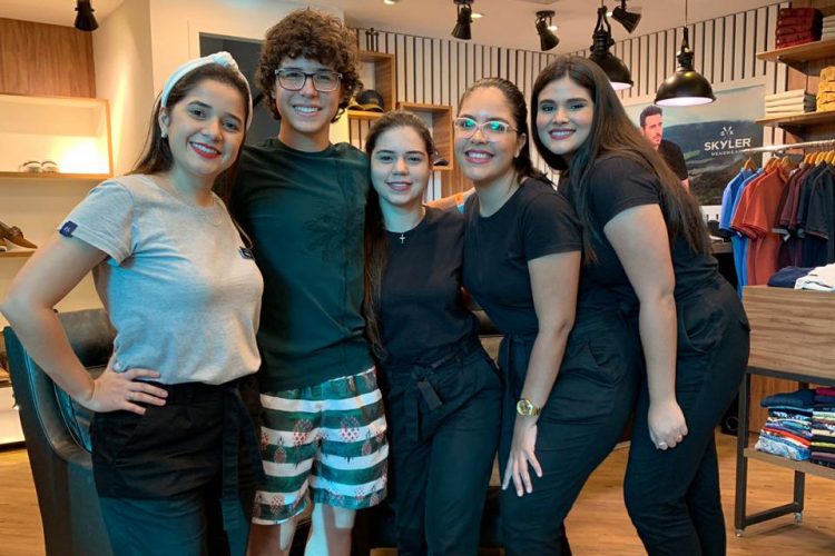 Igor Janser, ator de “As Aventuras de Poliana”, visita loja Skyler durante passagem por Fortaleza