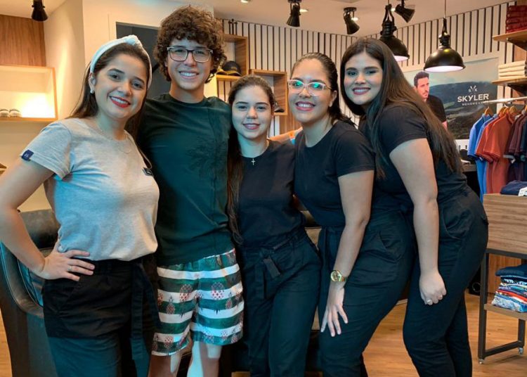 Igor Janser, ator de “As Aventuras de Poliana”, visita loja Skyler durante passagem por Fortaleza
