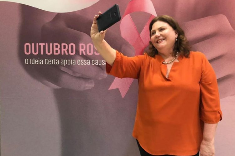 Deputada Fernanda Pessoa Solicita Selfie Point em alusão ao Outubro Rosa
