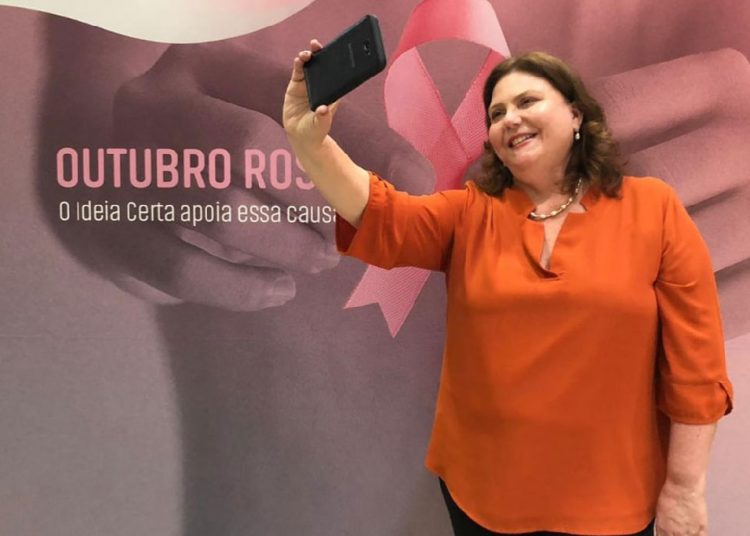 Deputada Fernanda Pessoa Solicita Selfie Point em alusão ao Outubro Rosa