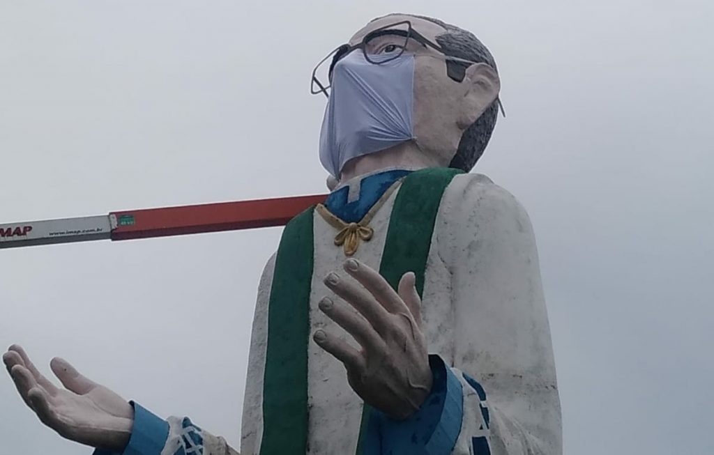 Imagens do Padre Cícero e Monsenhor de Sá Barreto de Maracanaú usam máscaras para conscientizar a população