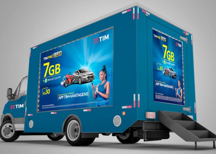 Caminhão vitrine da TIM circula por 10 cidades do Ceará