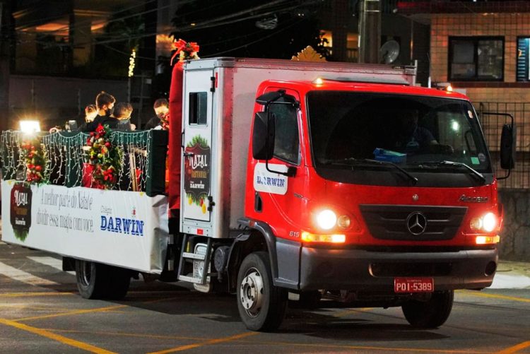 Colégio leva apresentação natalina itinerante a ruas e avenidas de Fortaleza