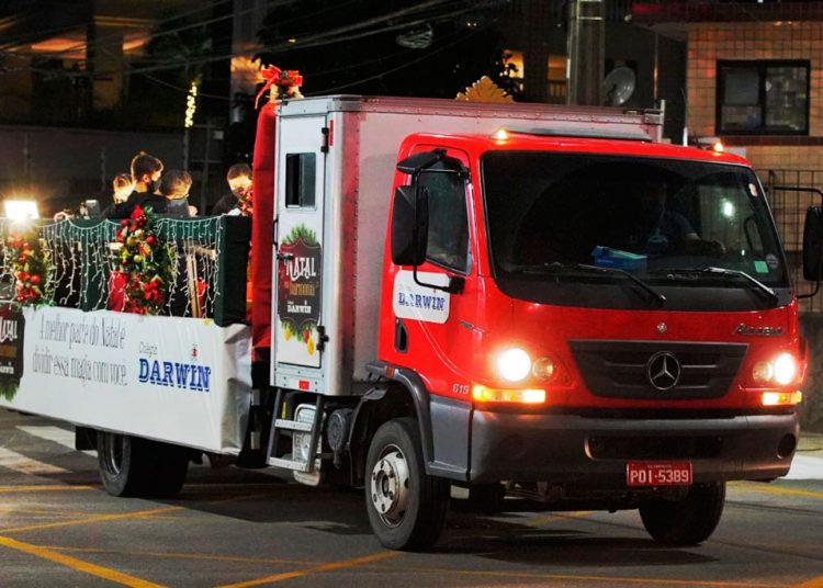 Colégio leva apresentação natalina itinerante a ruas e avenidas de Fortaleza