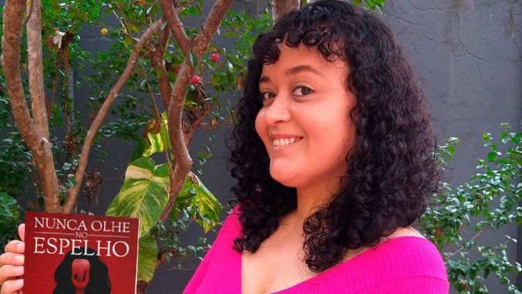 Escritora cearense realiza financiamento coletivo para lançar livro