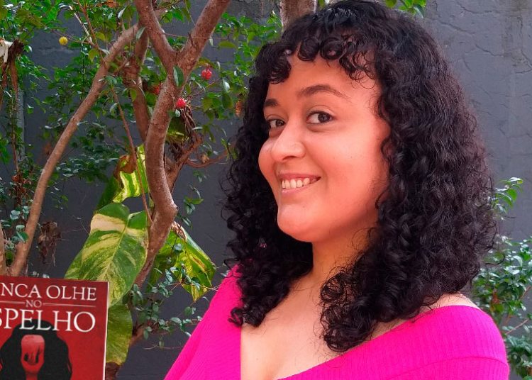 Escritora cearense realiza financiamento coletivo para lançar livro