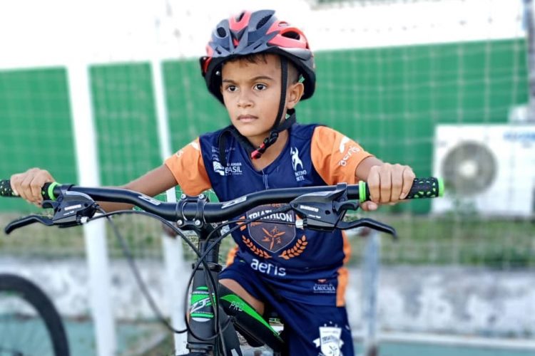 Mascote de escolinha de triathlon em Caucaia é exemplo de dedicação