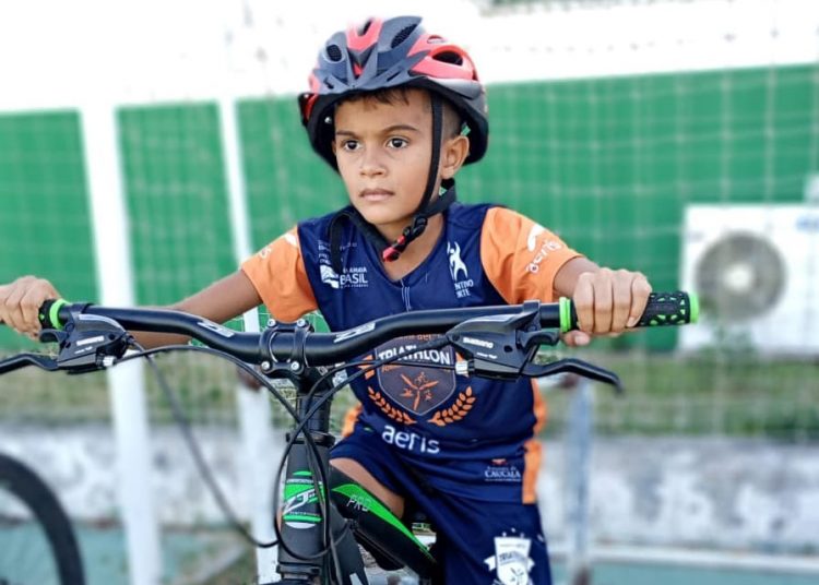 Mascote de escolinha de triathlon em Caucaia é exemplo de dedicação