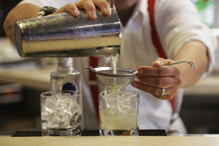 Instituto Diageo abre 500 vagas para curso profissionalizante gratuito que forma bartenders