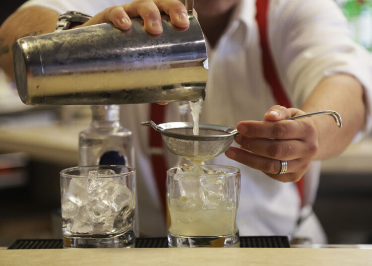 Instituto Diageo abre 500 vagas para curso profissionalizante gratuito que forma bartenders