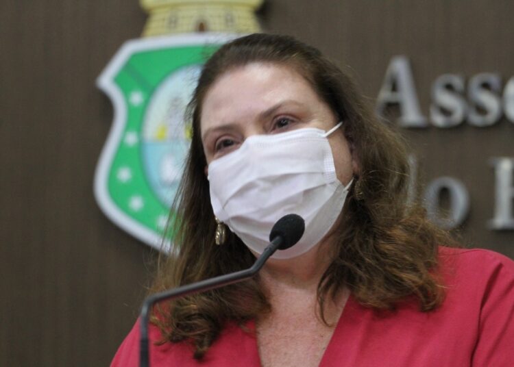 Fernanda Pessoa lança campanha de doação de mechas de cabelo e tecidos para mulheres com câncer