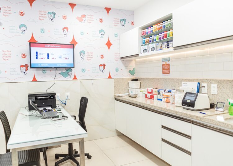 Consultório farmacêutico da rede de Farmácias Santa Branca é referência no setor