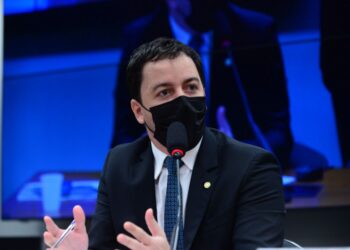 Célio Studart cobra urgência para piso da Enfermagem após aprovação de relatório em GT