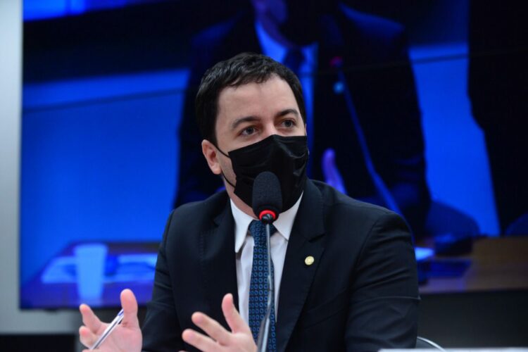 Célio Studart cobra urgência para piso da Enfermagem após aprovação de relatório em GT