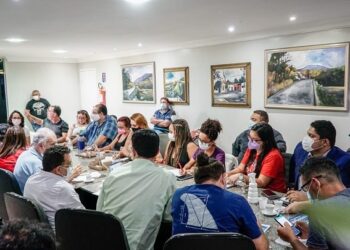 Prefeitura propõe aumento de R$ 350 por mês em auxílios e atende reivindicações dos professores