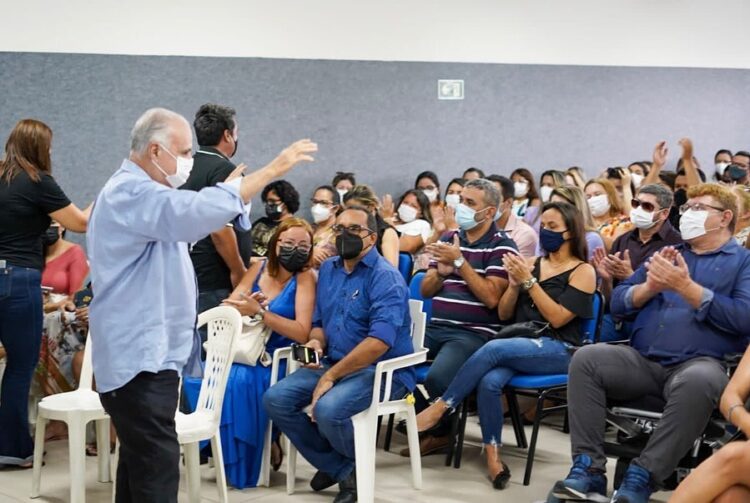 Prefeito anuncia mais benefícios aos professores na tarde deste sábado