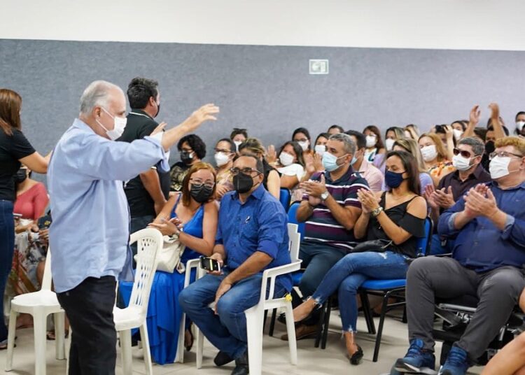 Prefeito anuncia mais benefícios aos professores na tarde deste sábado
