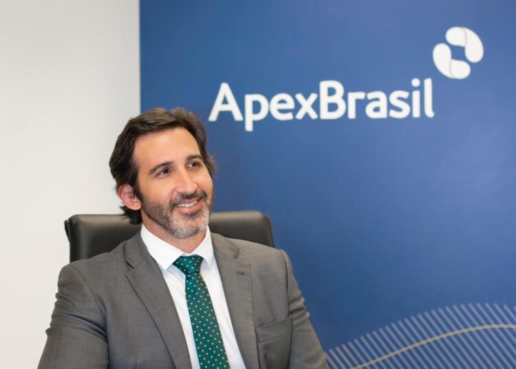 Diretor da Apex-Brasil, Lucas Fiuza assina acordo com a Abimapi que renova convênio de exportação pães, massas e bolos