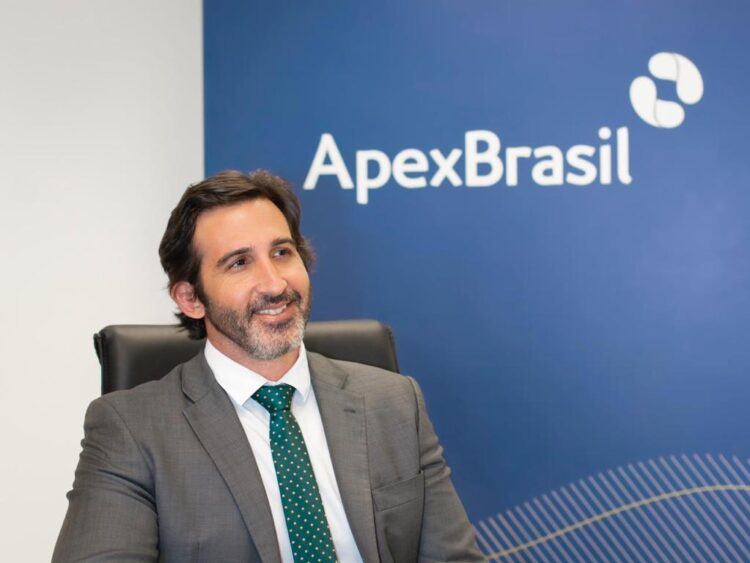 Diretor da Apex-Brasil, Lucas Fiuza assina acordo com a Abimapi que renova convênio de exportação pães, massas e bolos