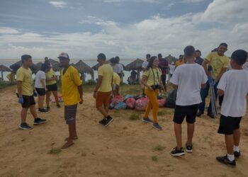 Pais e filhos se juntam em ação na praia do Cumbuco para lembrar o Dia Mundial do Meio Ambiente