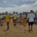 Pais e filhos se juntam em ação na praia do Cumbuco para lembrar o Dia Mundial do Meio Ambiente