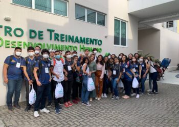 Projeto Cachola: estudantes do Liceu do Ceará têm aula prática sobre ciência e saúde em laboratório médico de Fortaleza