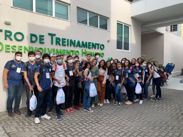 Projeto Cachola: estudantes do Liceu do Ceará têm aula prática sobre ciência e saúde em laboratório médico de Fortaleza