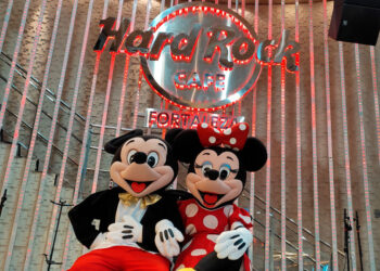 Hard Rock Roxtars: Sr. Kingston convida Mickey e Minnie Mouse para dar início as férias no American Breakfast especial