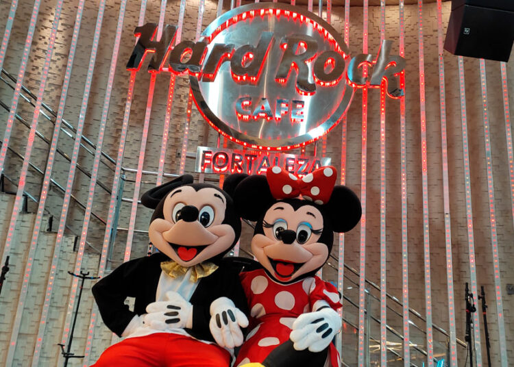 Hard Rock Roxtars: Sr. Kingston convida Mickey e Minnie Mouse para dar início as férias no American Breakfast especial
