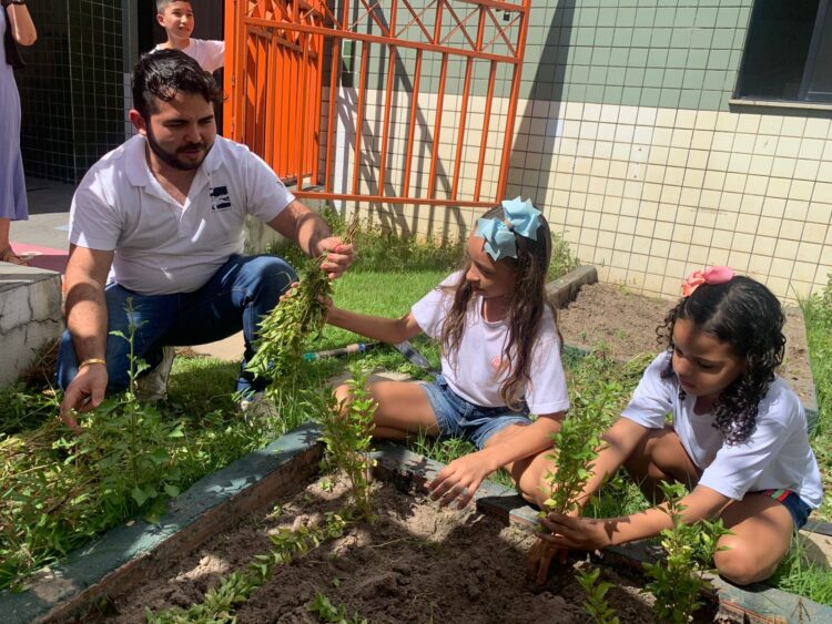 Campo Ouro Verde juntamente com o Supermercado Pinheiro, incentiva crianças para o plantio de hortaliças em projeto social na Paupina