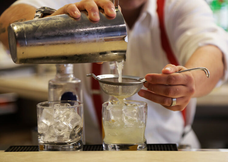 Instituto Diageo oferece duas formações gratuitas: bartender e excelência em atendimento