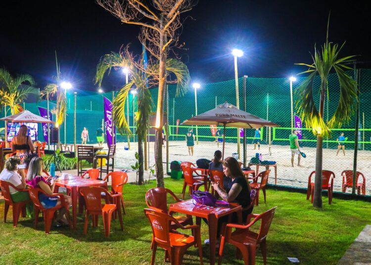 Arena 085 inaugura espaço de beach club em Fortaleza e realiza aulão especial de Dia dos Pais