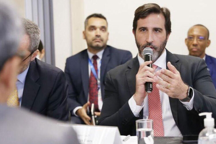 Diretor de negócios da Apex-Brasil, Lucas Fiuza apresenta condições das ZPEs para comitiva da Mitsubishi Corporation do Brasil S.A