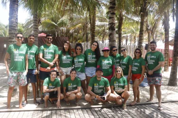 AJE realiza ação de conscientização ambiental e limpeza na Praia do Futuro