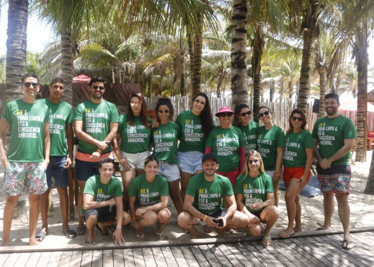 AJE realiza ação de conscientização ambiental e limpeza na Praia do Futuro