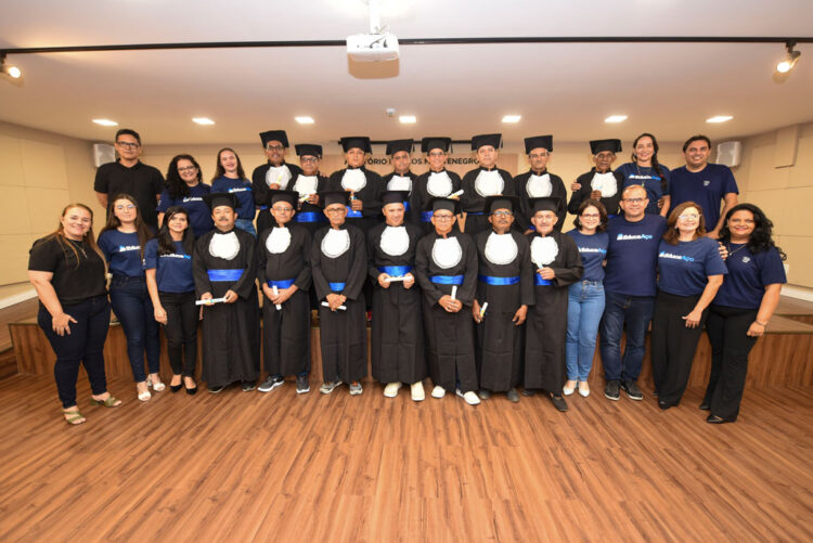Educação para adultos: Grupo Aço Cearense, em parceria com o SESI, alfabetiza 16 colaboradores com idade entre 33 e 62 anos