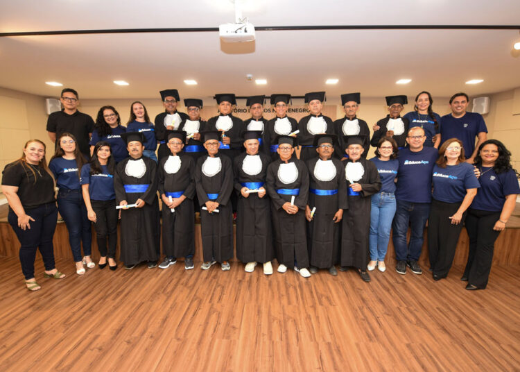 Educação para adultos: Grupo Aço Cearense, em parceria com o SESI, alfabetiza 16 colaboradores com idade entre 33 e 62 anos