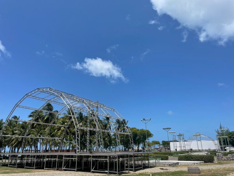 Com estrutura inédita de três palcos, montagem do Ceará Music: O Lançamento começa no Marina Park Hotel