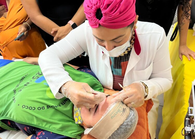 Clínica Joyce Oliveira Esteticista realiza 3º Workshop de Design de Sobrancelhas para mulheres da comunidade do Trilho