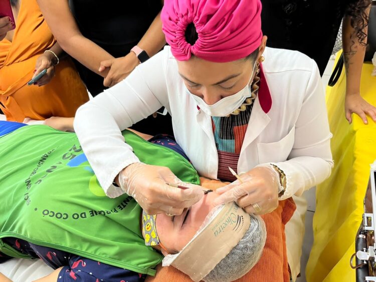 Clínica Joyce Oliveira Esteticista realiza 3º Workshop de Design de Sobrancelhas para mulheres da comunidade do Trilho