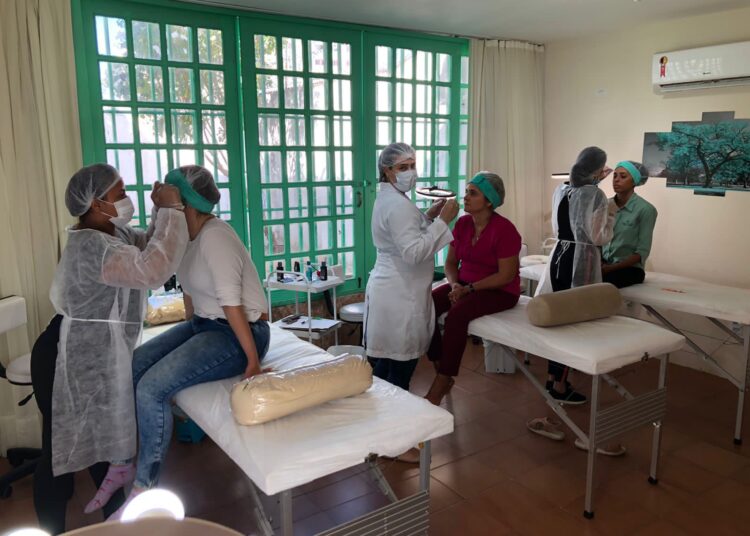 Clínica Joyce Oliveira Esteticista projeta aumento de 30% do número de clientes no fim do ano