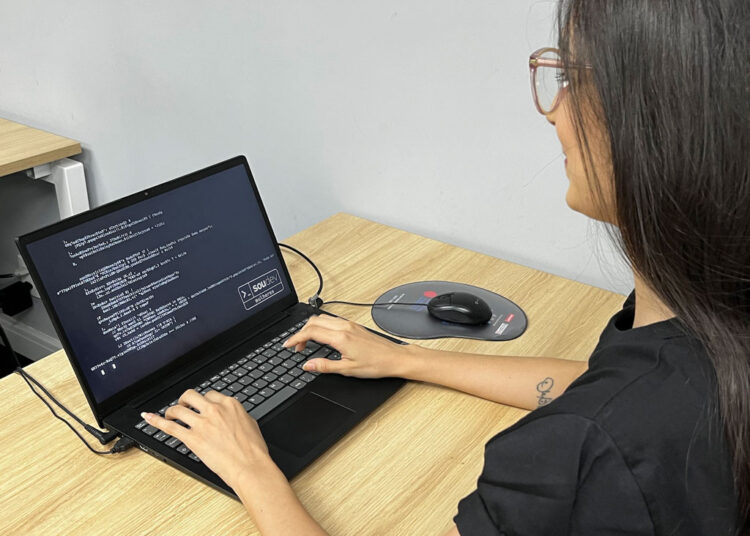Programa inscreve mulheres gratuitamente para capacitação em tecnologia