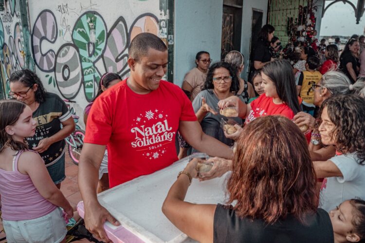 Com ceia preparada por empreendedoras sociais de buffet do Bom Jardim, Solar Coca-Cola e Prefeitura de Maracanaú realizam jantar natalino para pessoas em situação de rua