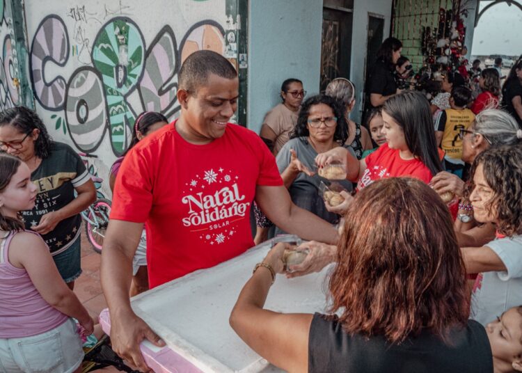 Com ceia preparada por empreendedoras sociais de buffet do Bom Jardim, Solar Coca-Cola e Prefeitura de Maracanaú realizam jantar natalino para pessoas em situação de rua
