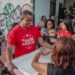 Com ceia preparada por empreendedoras sociais de buffet do Bom Jardim, Solar Coca-Cola e Prefeitura de Maracanaú realizam jantar natalino para pessoas em situação de rua