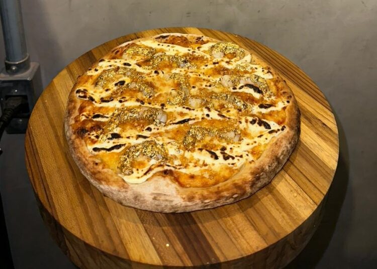 Pizzaria de Fortaleza inova e inclui em seu cardápio a pizza de ouro
