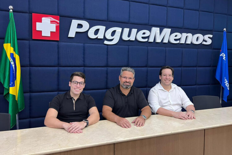 Grupo Urbmídia fecha parceria com a rede de farmácias Pague Menos para expansão de painéis de LED em Fortaleza