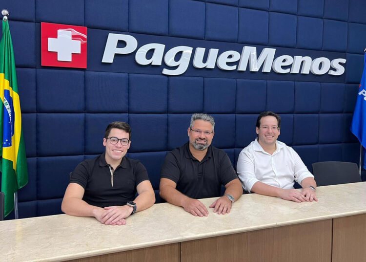 Grupo Urbmídia fecha parceria com a rede de farmácias Pague Menos para expansão de painéis de LED em Fortaleza