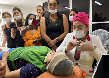 Empresária Joyce Oliveira ministra cursos gratuitos de estética para mulheres em situação de vulnerabilidade em Fortaleza