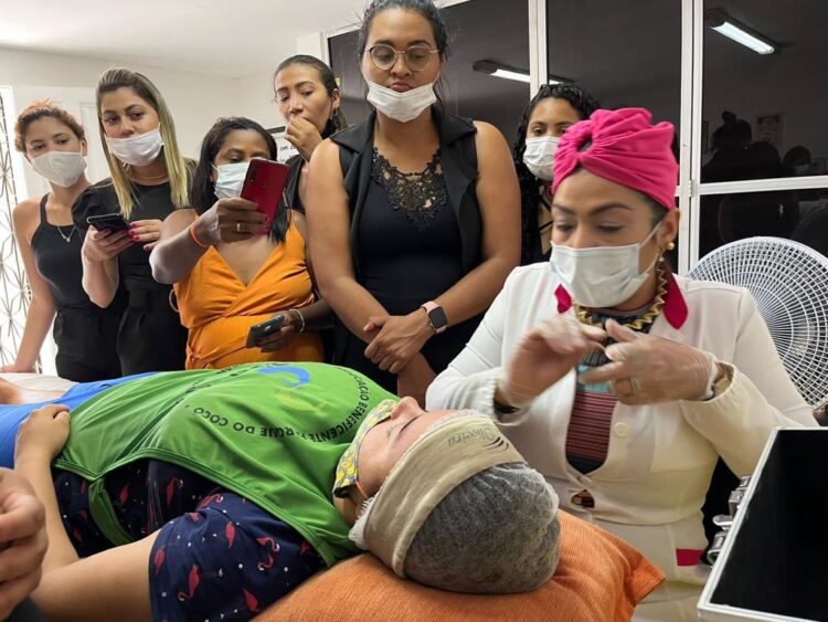 Empresária Joyce Oliveira ministra cursos gratuitos de estética para mulheres em situação de vulnerabilidade em Fortaleza